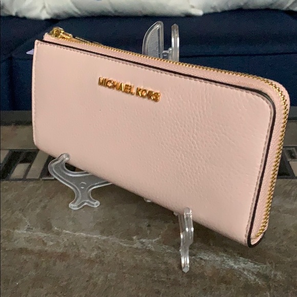 Michael Kors Jet Set Lg Three QTR Zip Wallet - Picture 2 of 16